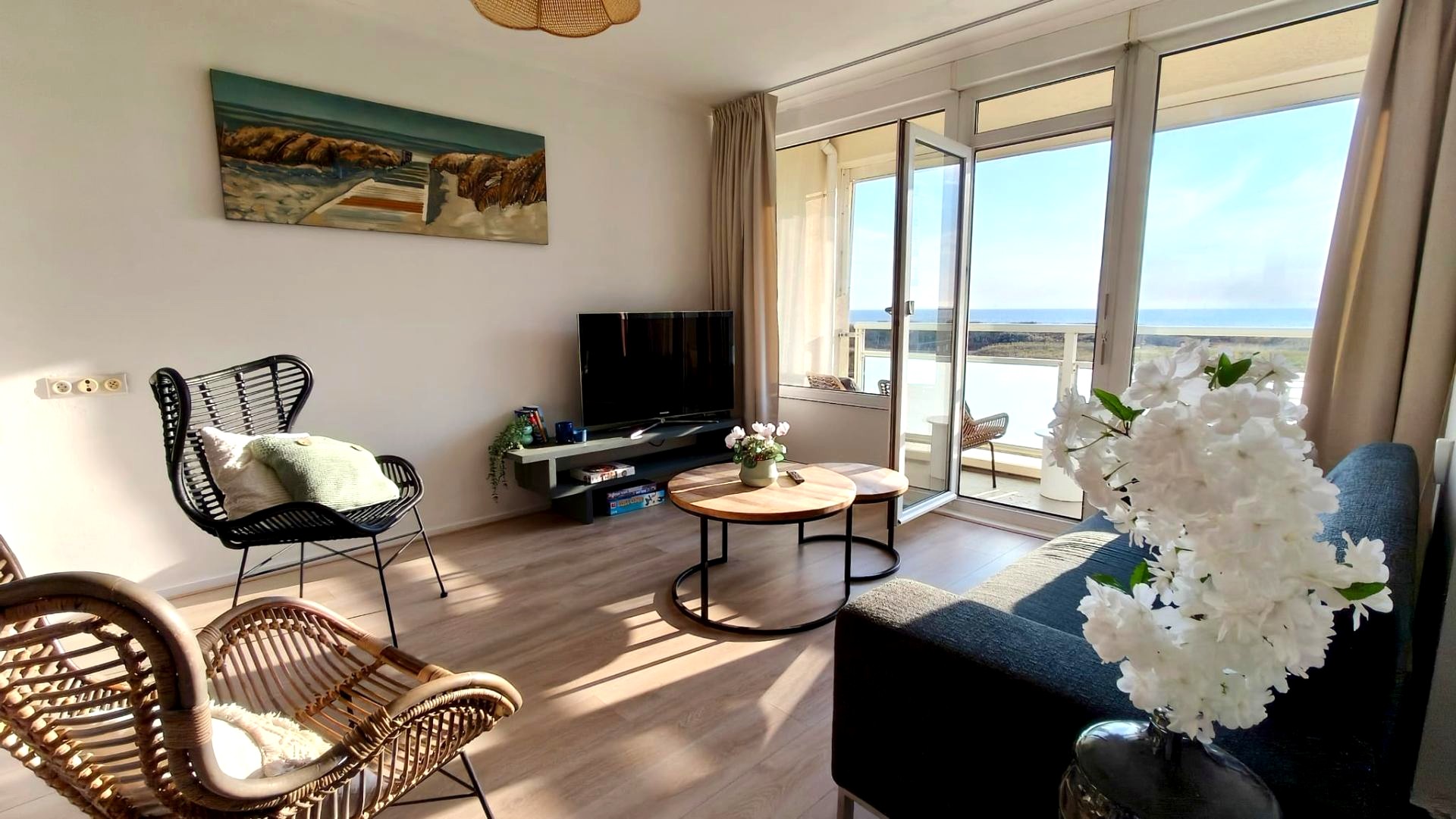 Lichte woonkamer van Duinparel Egmond met zicht op duinen en zee